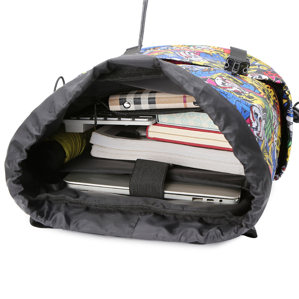 Rucksack-Innenraum mit Inhalt. Enthält Bücher, einen Laptop und andere Gegenstände. Schwarzer Kordelzugverschluss.