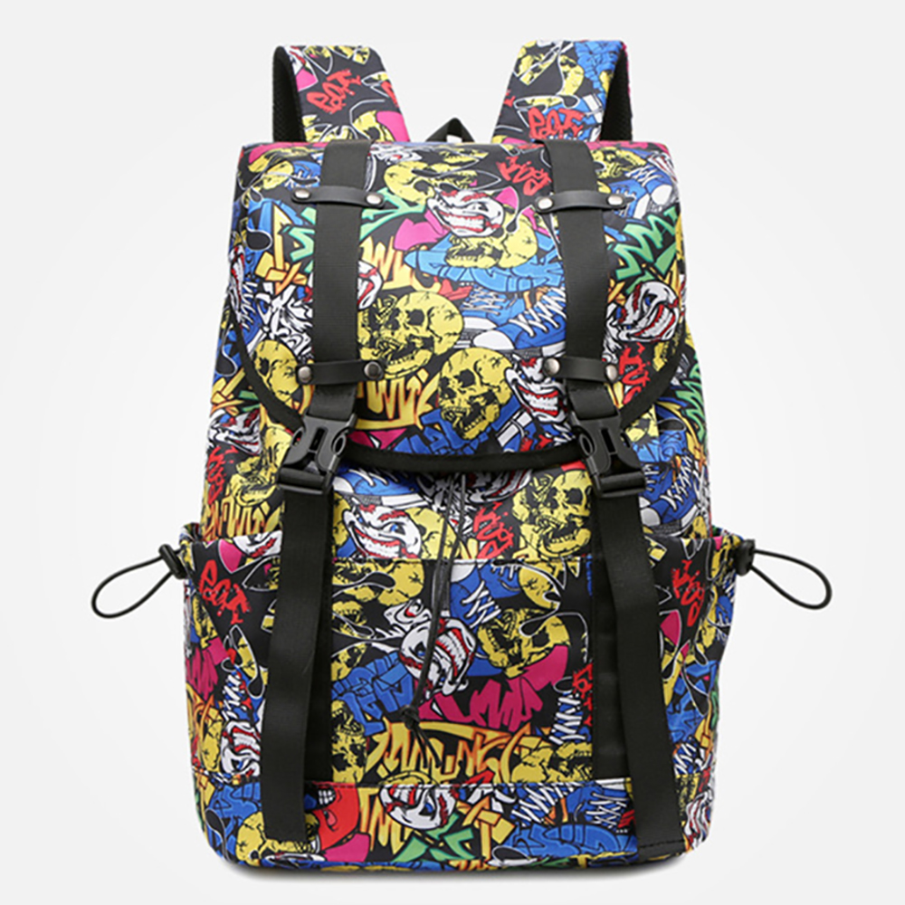 Ein farbenfroher Rucksack mit einem Graffiti-Muster. Er hat mehrere Gurte und Schnallen.