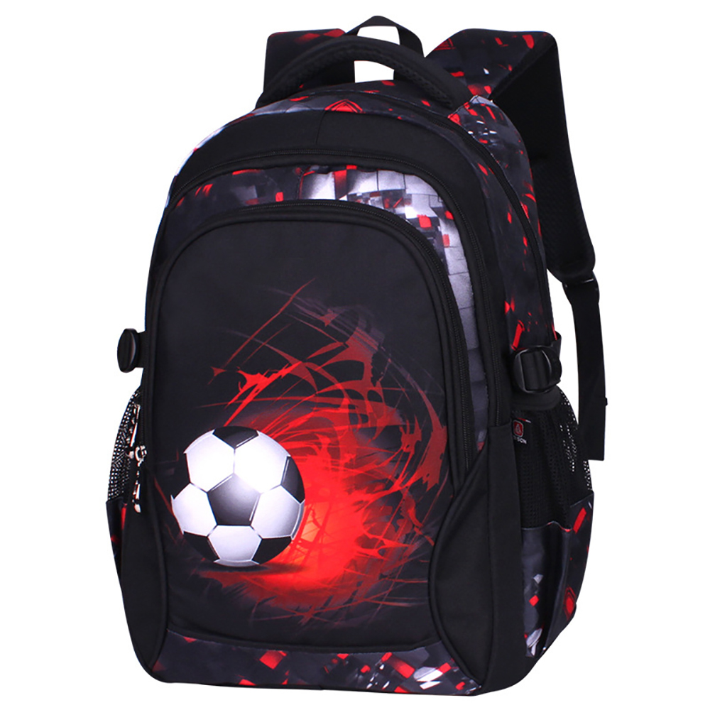 Ein schwarzer Rucksack mit einem Fußball-Design. Er hat rote Akzente und eine Netztasche an der Seite.