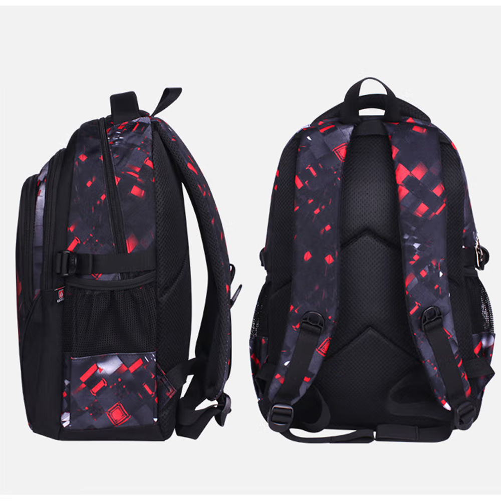 Schwarzer Rucksack mit rotem geometrischen Muster. Seiten- und Rückansicht. Schultergurte, Netztaschen und ein Griff.