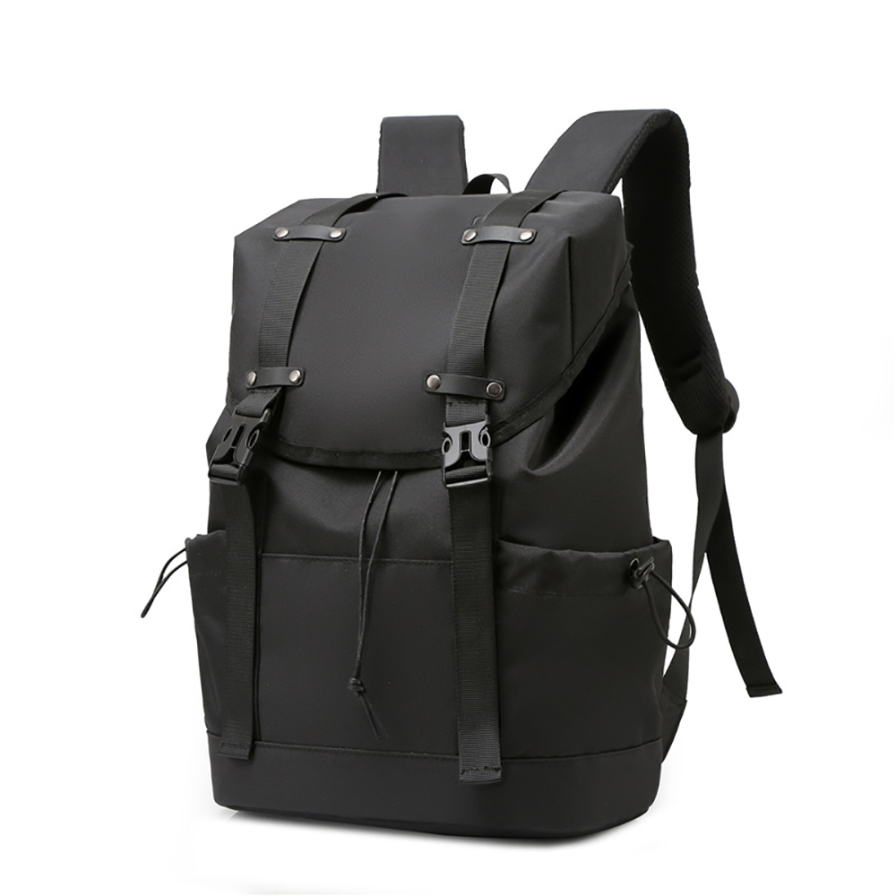 Schwarzer Rucksack mit mehreren Gurten und Schnallen. Er hat zwei Seitentaschen und Kordelzüge an den Seiten.
