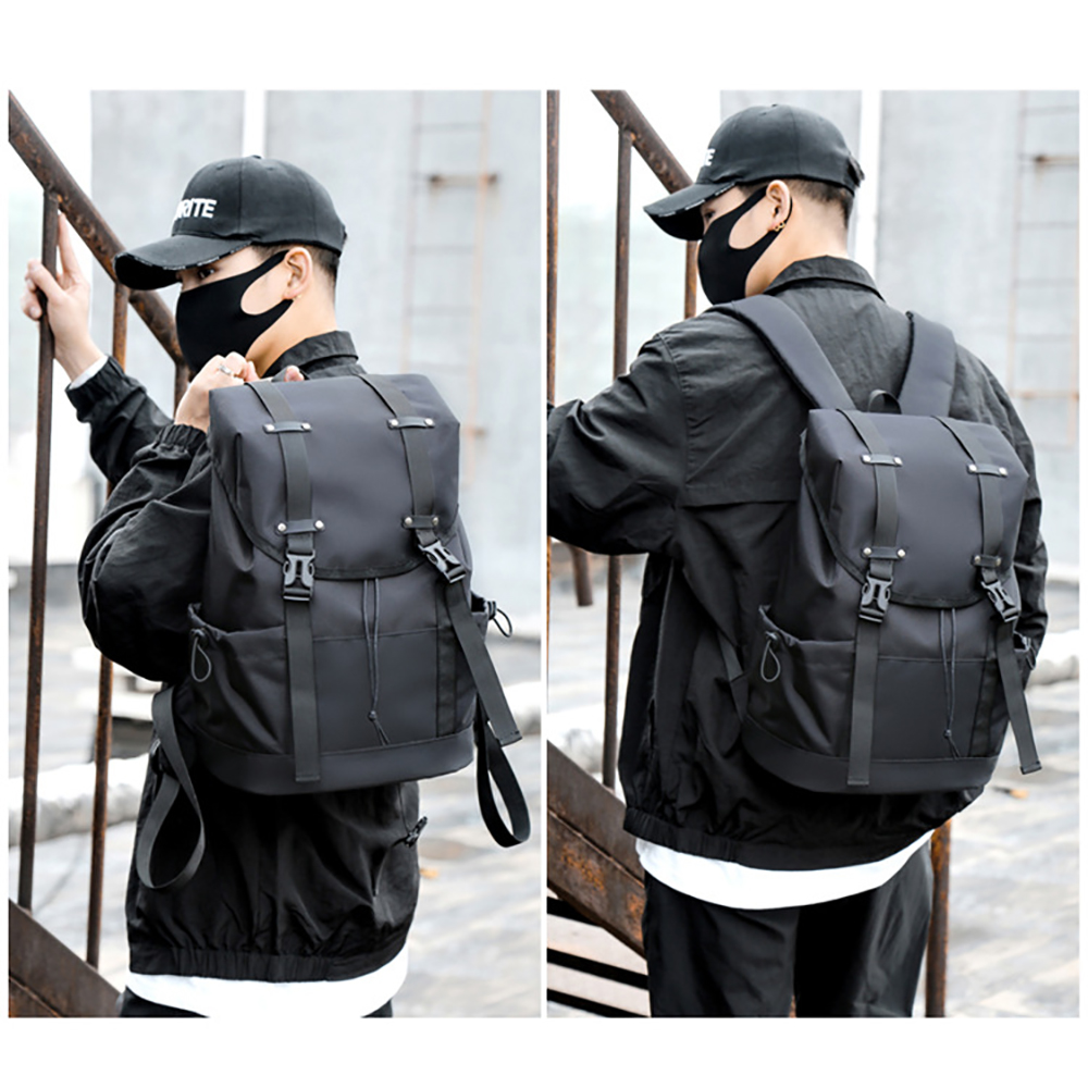 Zwei Bilder eines Mannes in Schwarz mit einem schwarzen Rucksack. Er trägt eine Mütze, eine Maske, vor Metallstäben.