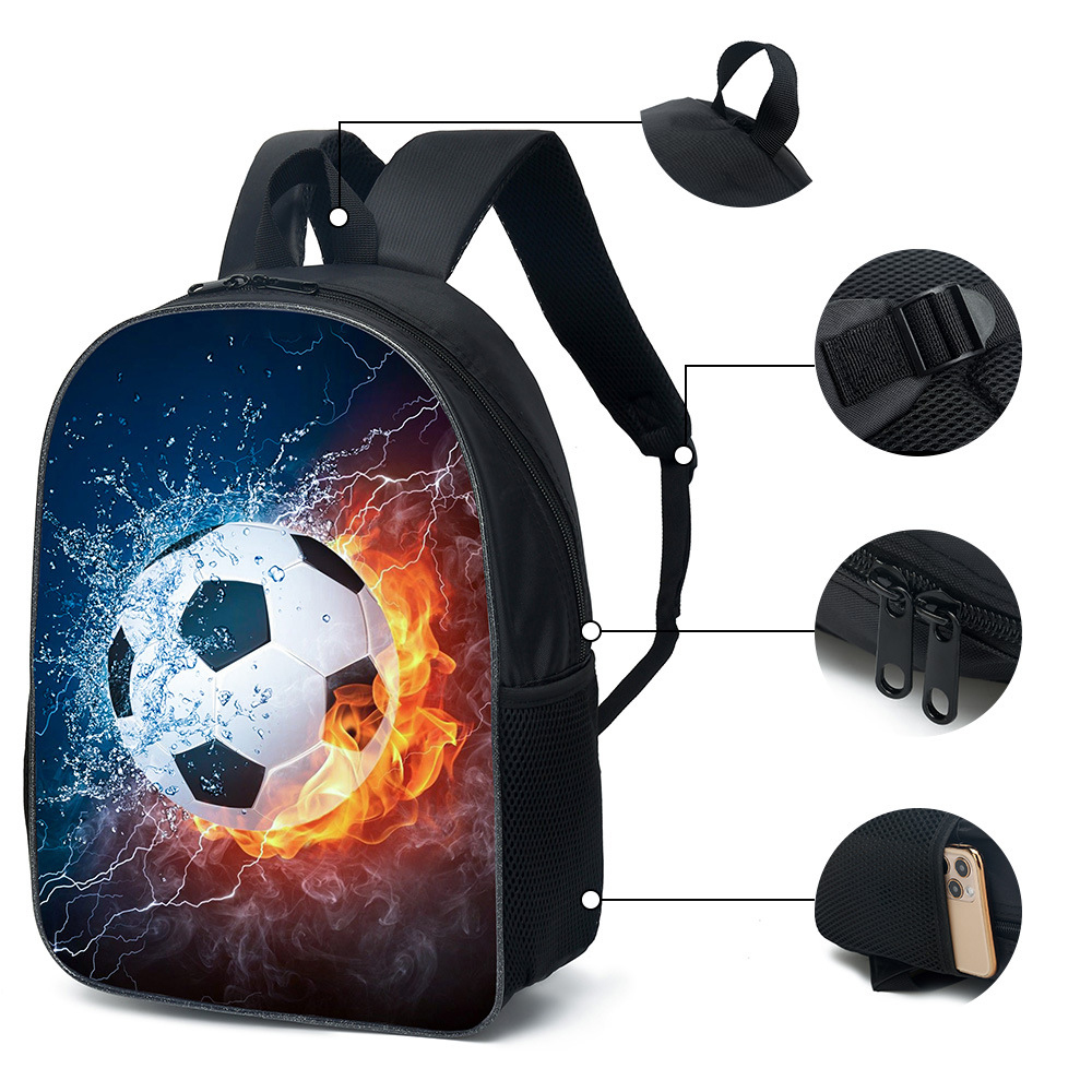 Fußballrucksack mit Wasser- und Feuerdesign, mit Details zu Trägern und Taschen.