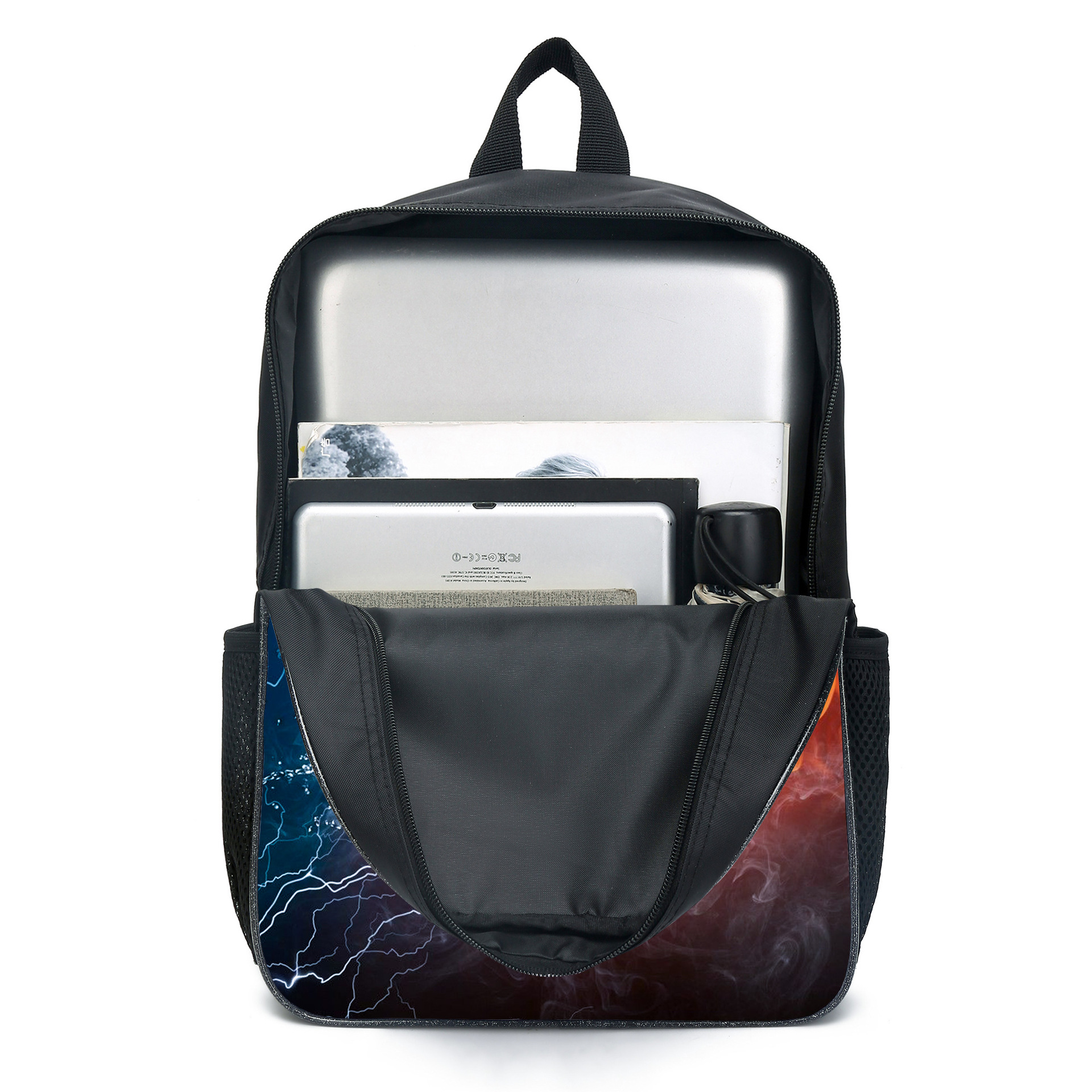 Schwarzer Rucksack geöffnet, Inhalt: Laptop, Tablet, Bücher und eine Tasse. Blitz- und Rauchdesign.