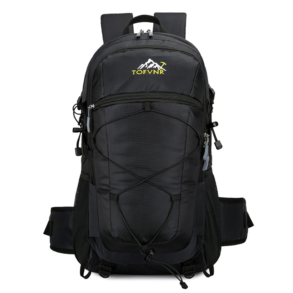 Schwarzer Rucksack mit einem Berglogo. Er hat mehrere Taschen und ein schwarzes Seil.