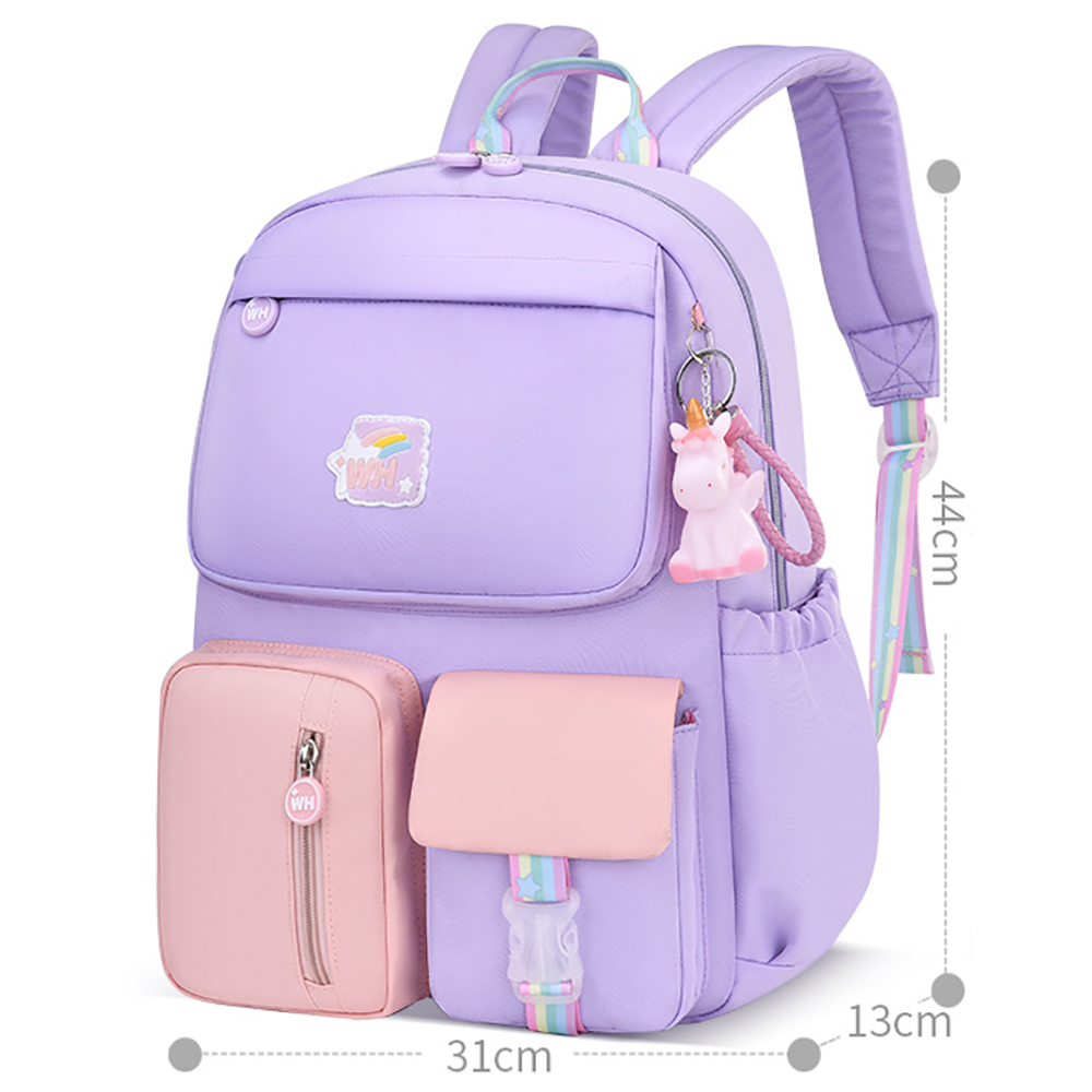 Lila Rucksack mit rosa und hellrosa Taschen. Ein Einhorn-Anhänger hängt. Regenbogenriemen.