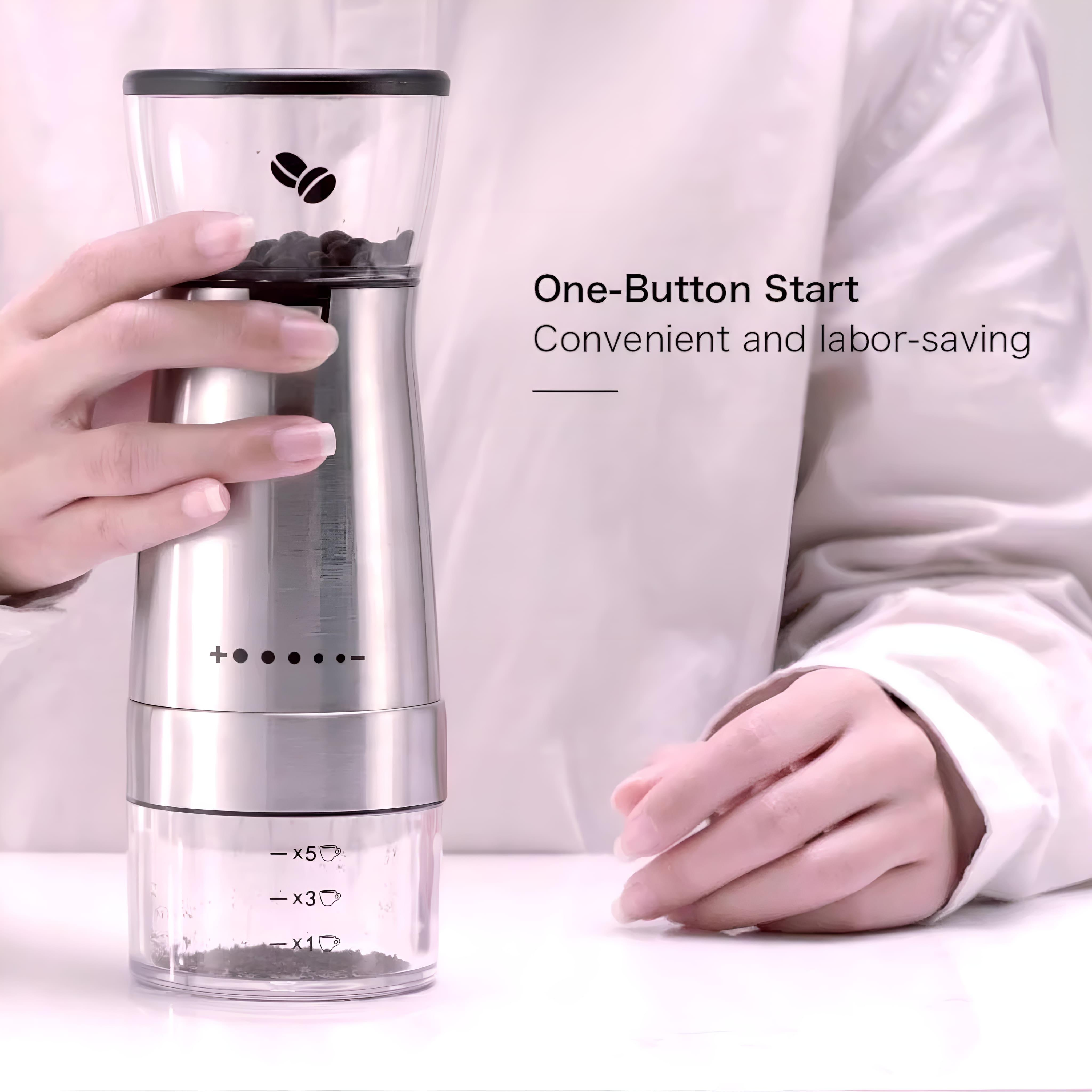 Kaffeemühle aus Edelstahl mit schwarzen Bohnen und einem Behälter für gemahlenen Kaffee.