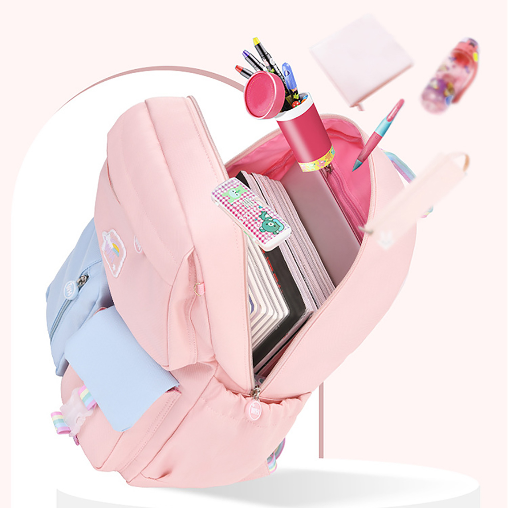 Offener rosa Rucksack mit Stiften, Notizbüchern und Schulmaterial, die nach oben schweben.