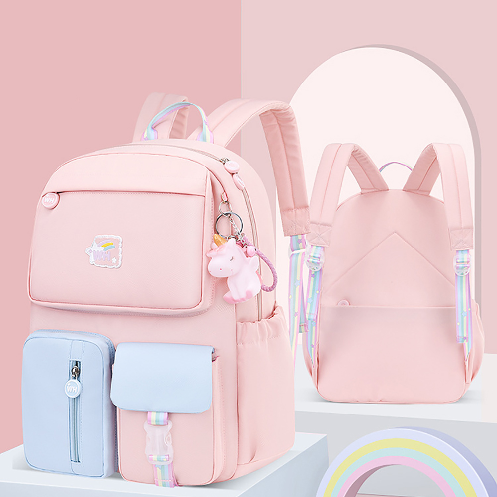 Rosa Rucksack mit rosa und hellblauen Akzenten. Ein rosa Einhorn-Anhänger hängt. Zwei Rucksäcke werden gezeigt.