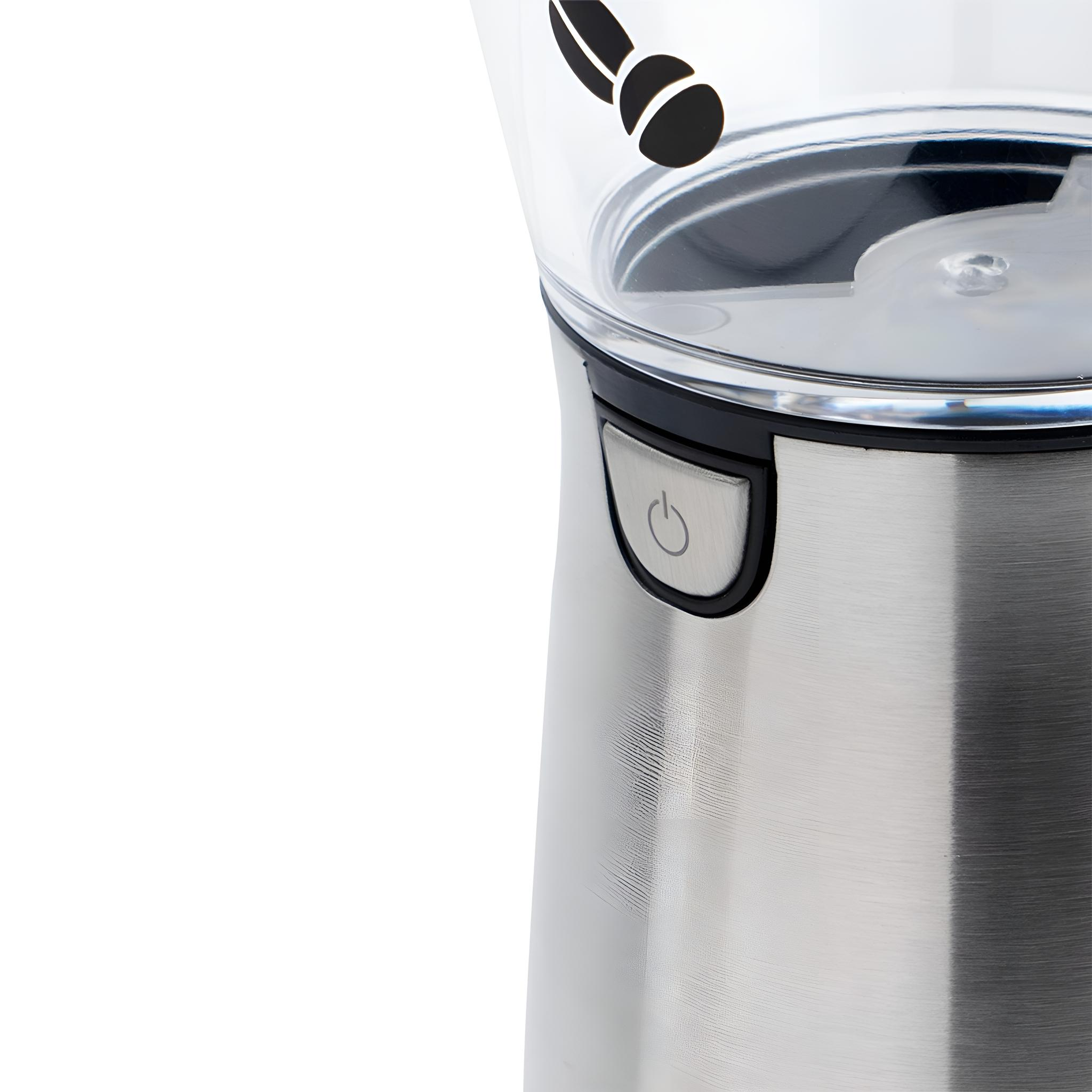Nahaufnahme einer silbernen Kaffeemühle. Es gibt einen Ein-Aus-Schalter und einen durchsichtigen Deckel.