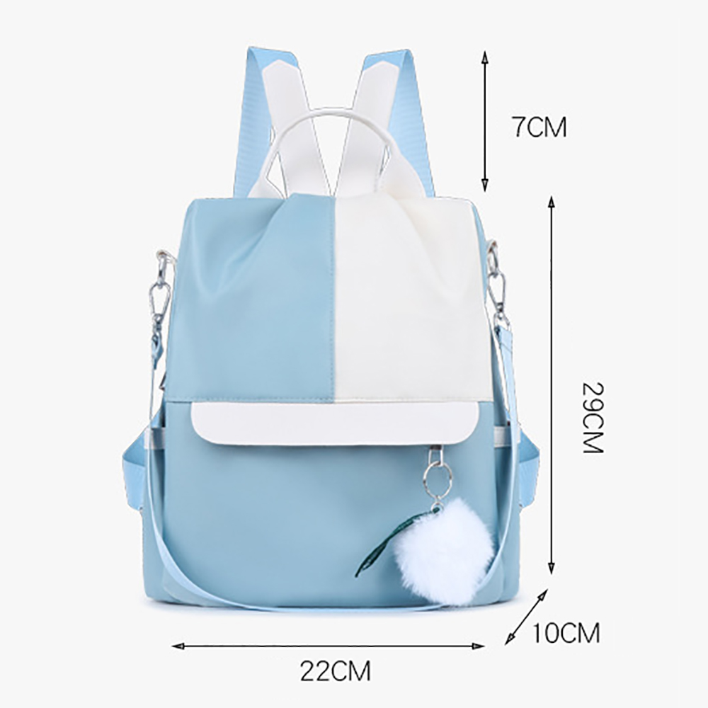 Blau-weißer Rucksack mit Bommel. Abmessungen sind mit Pfeilen und Text angegeben.