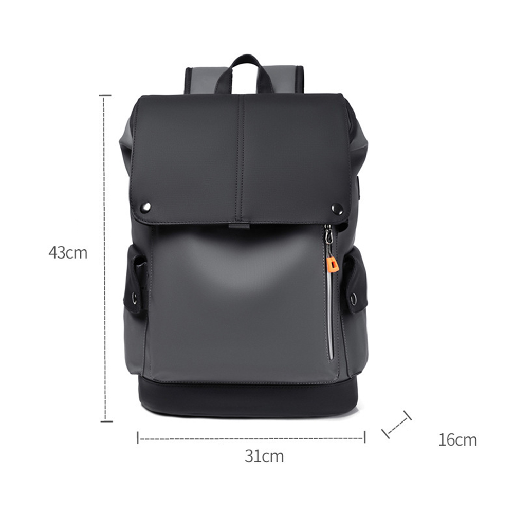 Ein schwarz-grauer Rucksack mit Maßen. Er hat einen Klappenverschluss und zwei Seitentaschen.