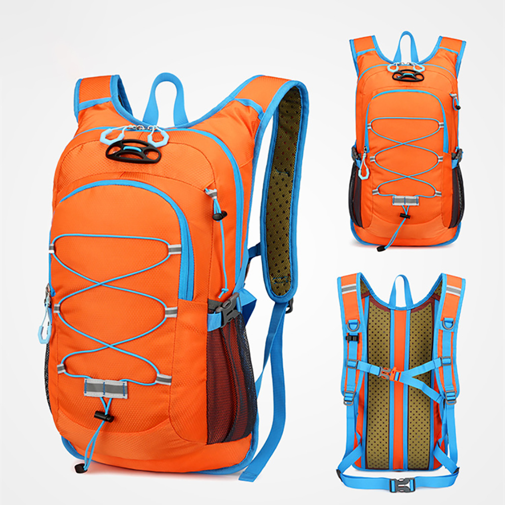 Oranger Rucksack mit blauen Akzenten. Er hat einen Kordelzugverschluss und mehrere Riemen. Drei Winkel werden gezeigt.