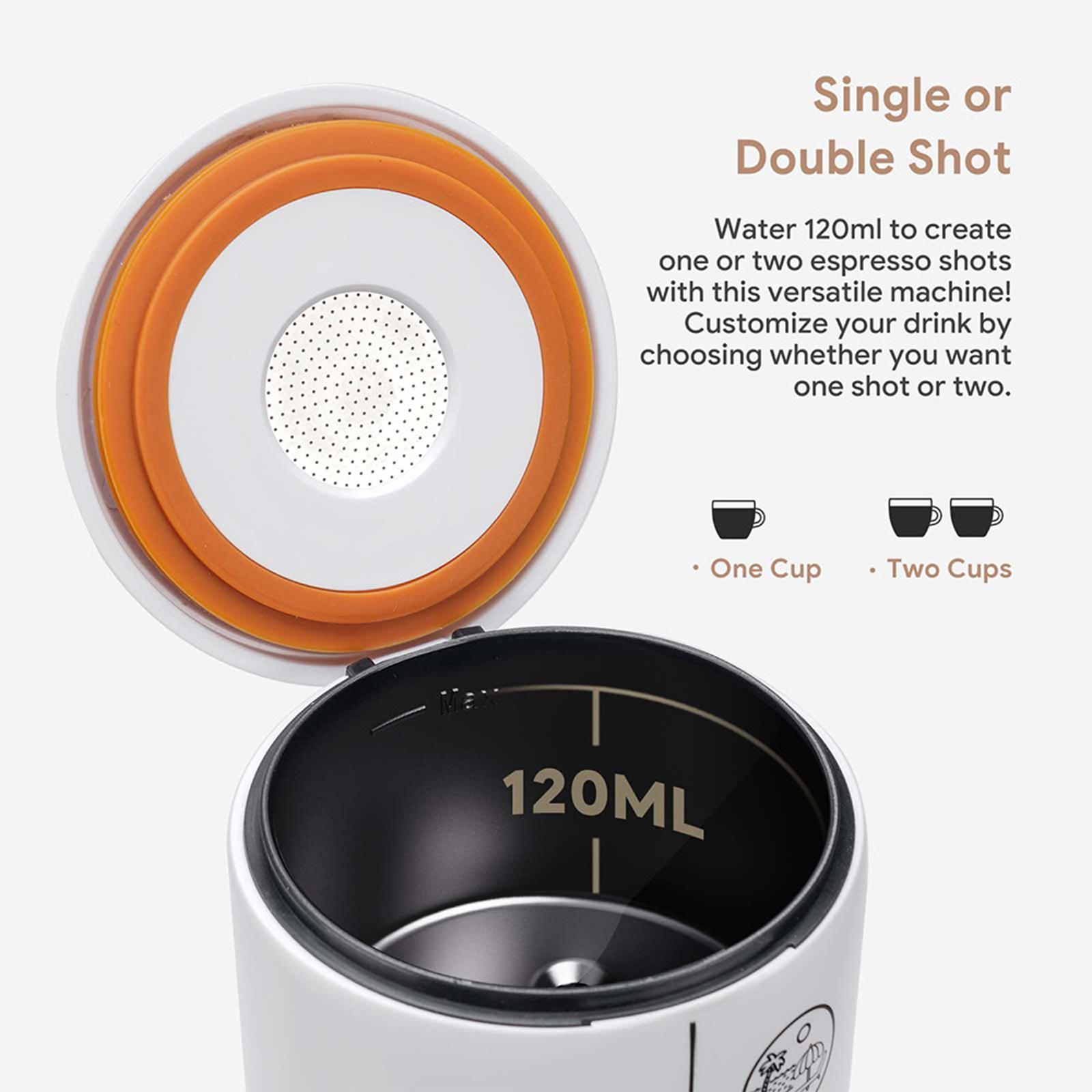Weiße Kaffeemaschine mit geöffnetem Deckel. Zeigt die Innenseite mit orangefarbenem Ring und 120 ml Wasser.