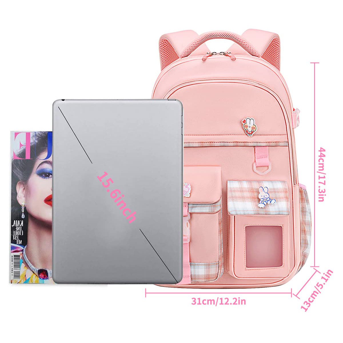 Ein rosa Rucksack neben einem Tablet und einer Zeitschrift, mit Abmessungen für Höhe und Breite.