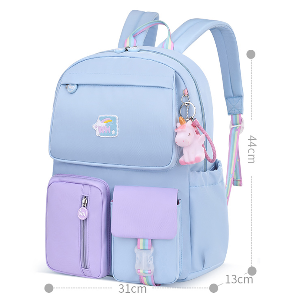 Das Bild zeigt die Abmessungen des blauen Rucksacks: 44 cm Höhe, 31 cm Breite und 13 cm Tiefe.