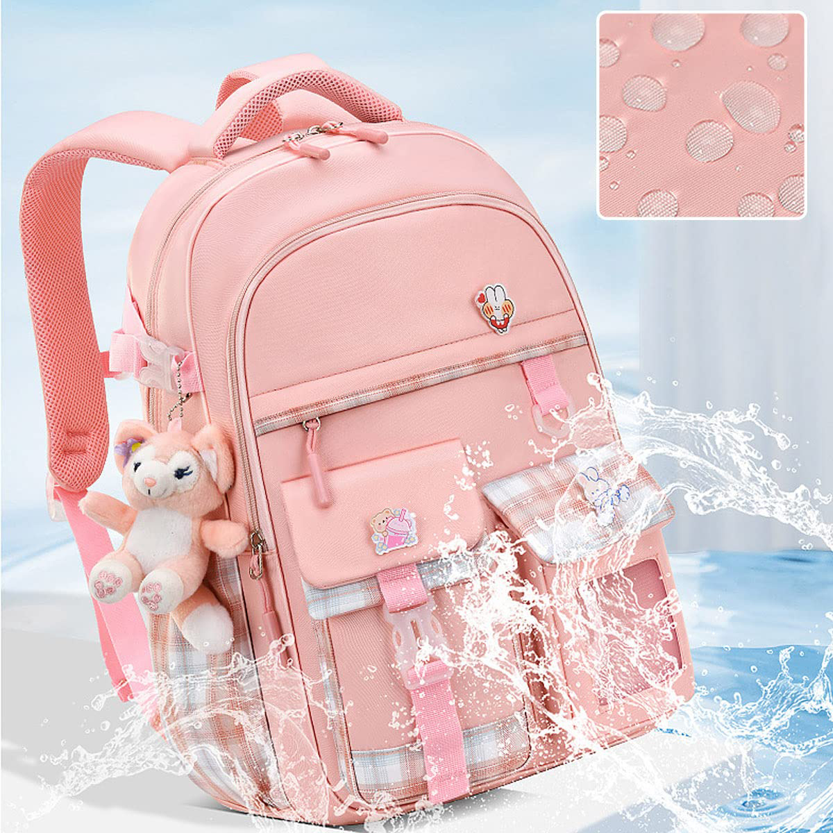 Rosa Rucksack mit Teddybär und Wassertropfen. Wasserspritzer um die Tasche sind sichtbar.