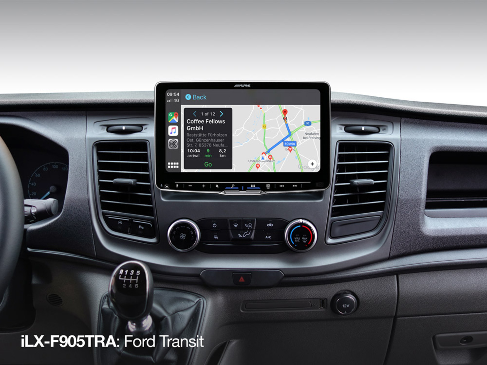 Auto-Armaturenbrett mit Bildschirm, der eine Karte und Navigationsinformationen anzeigt. Text: iLX-F905TRA: Ford Transit.