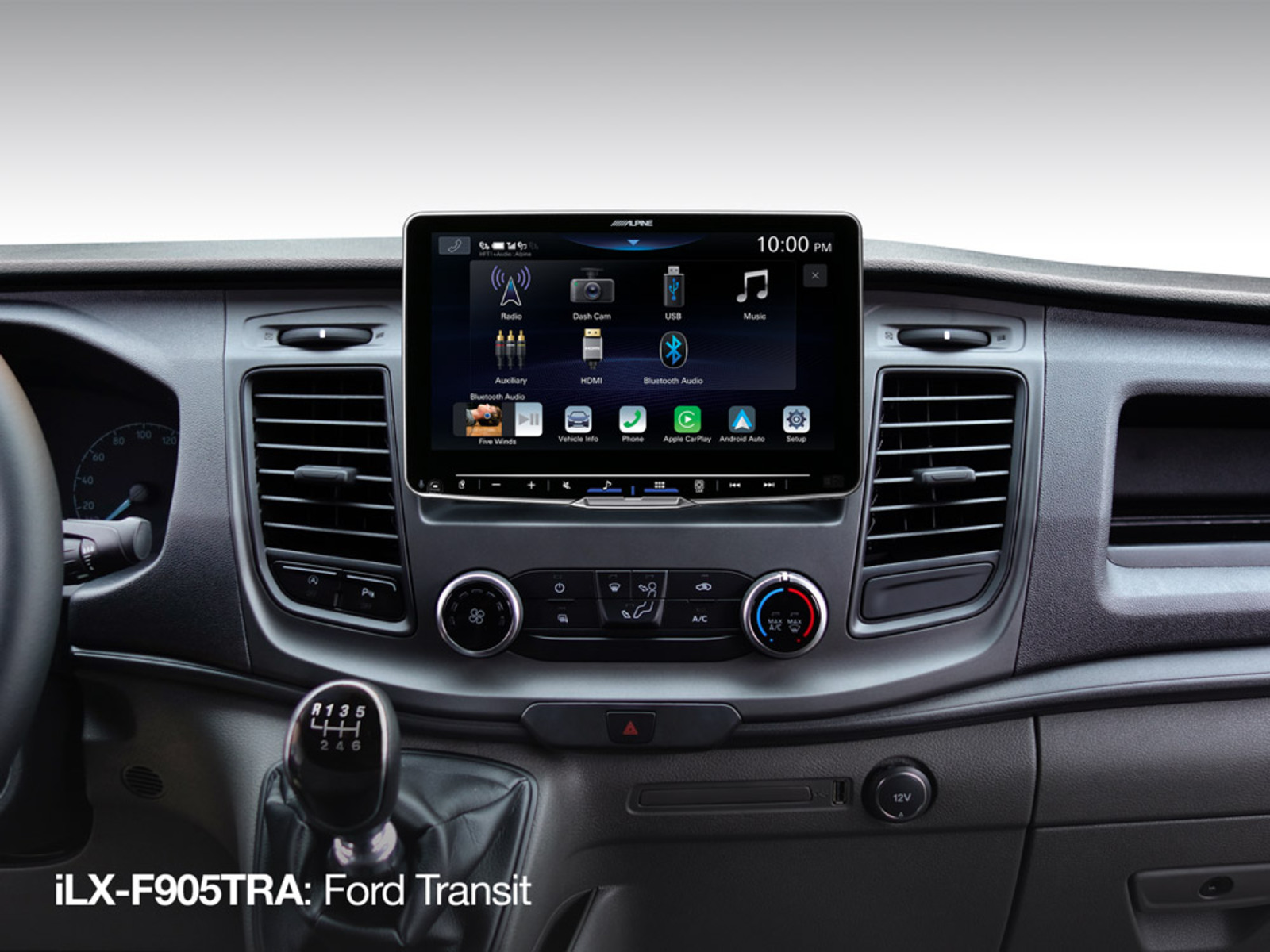 Armaturenbrett eines Ford Transit Transporters mit großem Touchscreen.