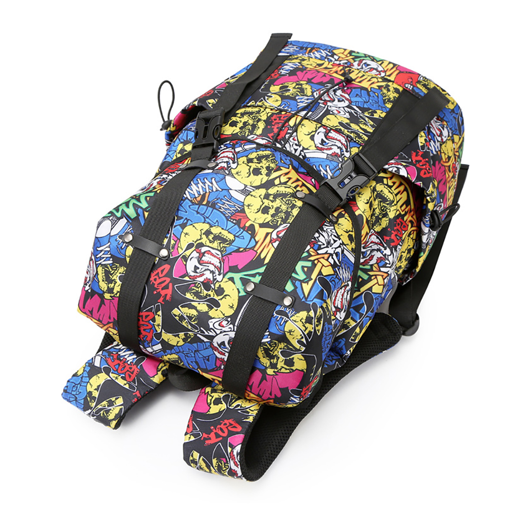 Ein Graffiti-Rucksack mit Totenkopfmustern, schwarzen Trägern und Schnallen, von oben gesehen.