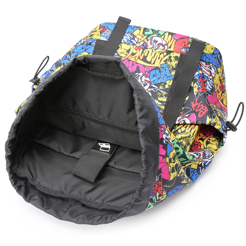 Offener Graffiti-Rucksack mit schwarzen Trägern und Kordelzug, bunte Schädel- und Textmuster.