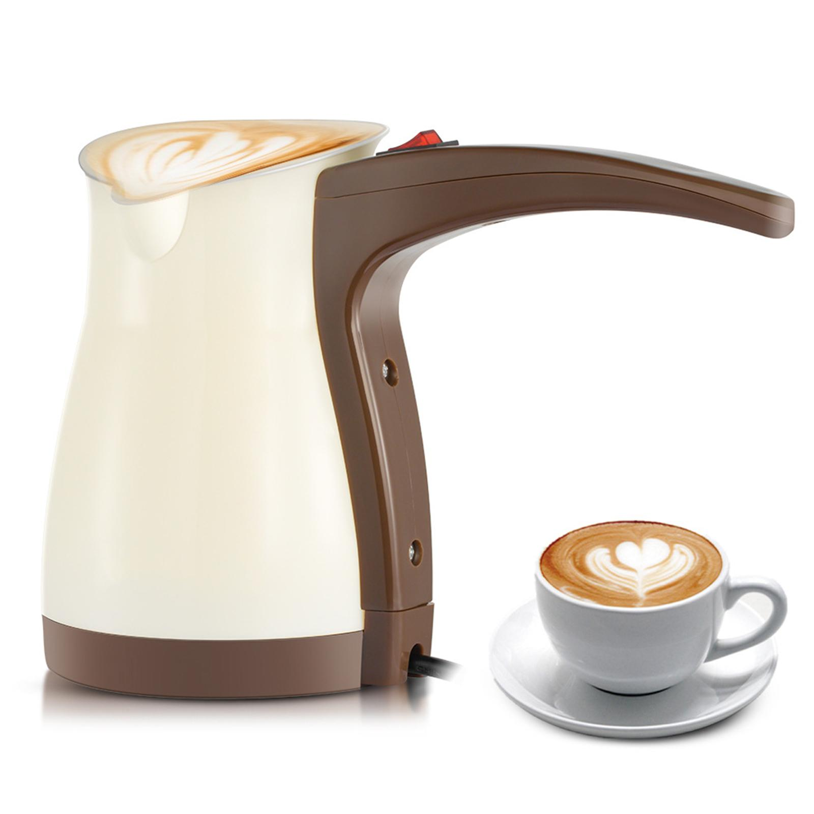 Kleiner weißer und brauner Kaffeezubereiter mit einer Tasse Kaffee. Der Kaffee hat ein Design.