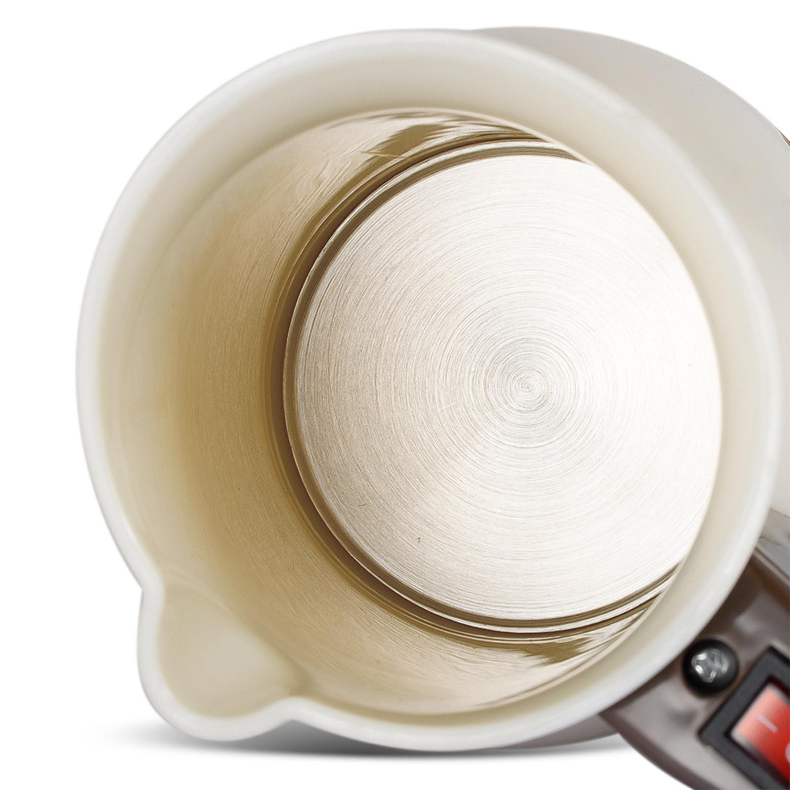 Nahaufnahme des Inneren eines Kaffeezubereiters. Der Boden ist silberfarben, das Innere beige.