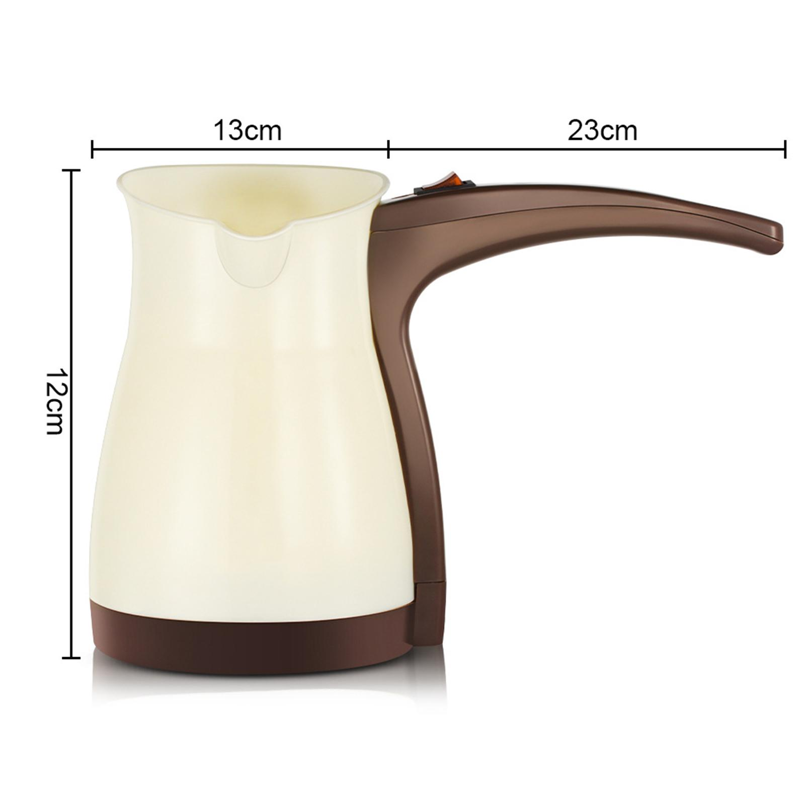 Creme- und brauner Kaffeezubereiter mit Griff. Abmessungen sind 12 cm x 13 cm x 23 cm.