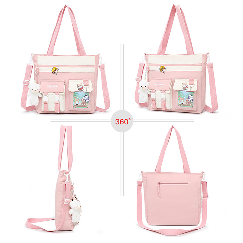 Rosa-weiße Tragetasche. Sie hat mehrere Taschen, cartoonartige Dekorationen und einen langen Gurt.