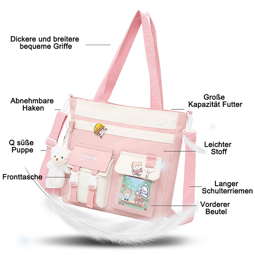 Rosa Tragetasche mit mehreren Taschen, weißen Akzenten und einem Teddybären-Anhänger.