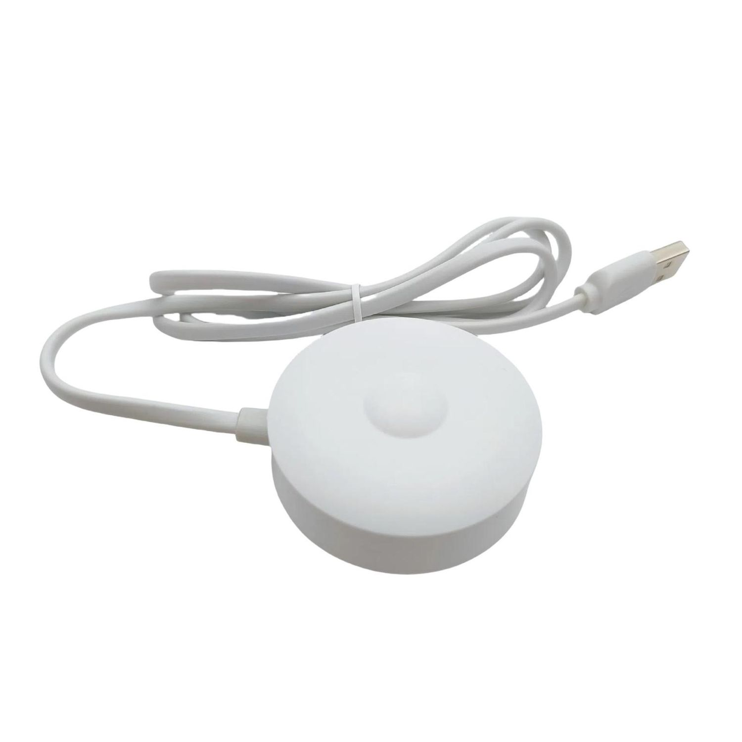 Base di ricarica bianca con cavo e connettore USB. La base è circolare e ha un design semplice. Sfondo bianco.