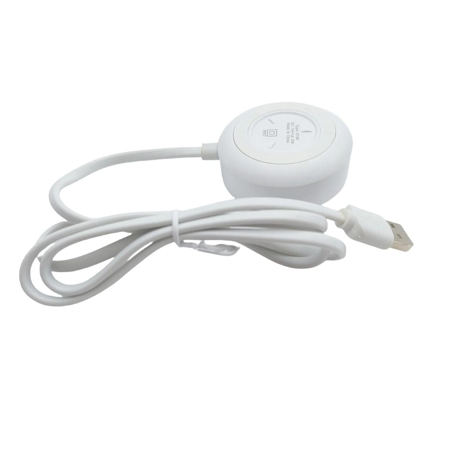 Base di ricarica bianca con cavo e connettore USB, vista angolata. La base è bianca. Sfondo bianco.