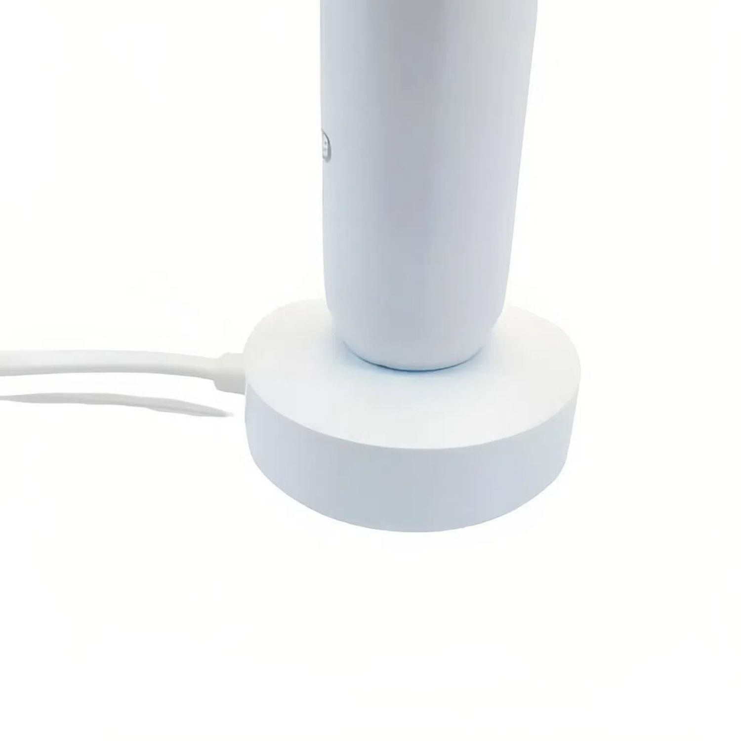 Dispositivo bianco su una base bianca. È un dispositivo di ricarica, con un cavo bianco. Sfondo bianco.