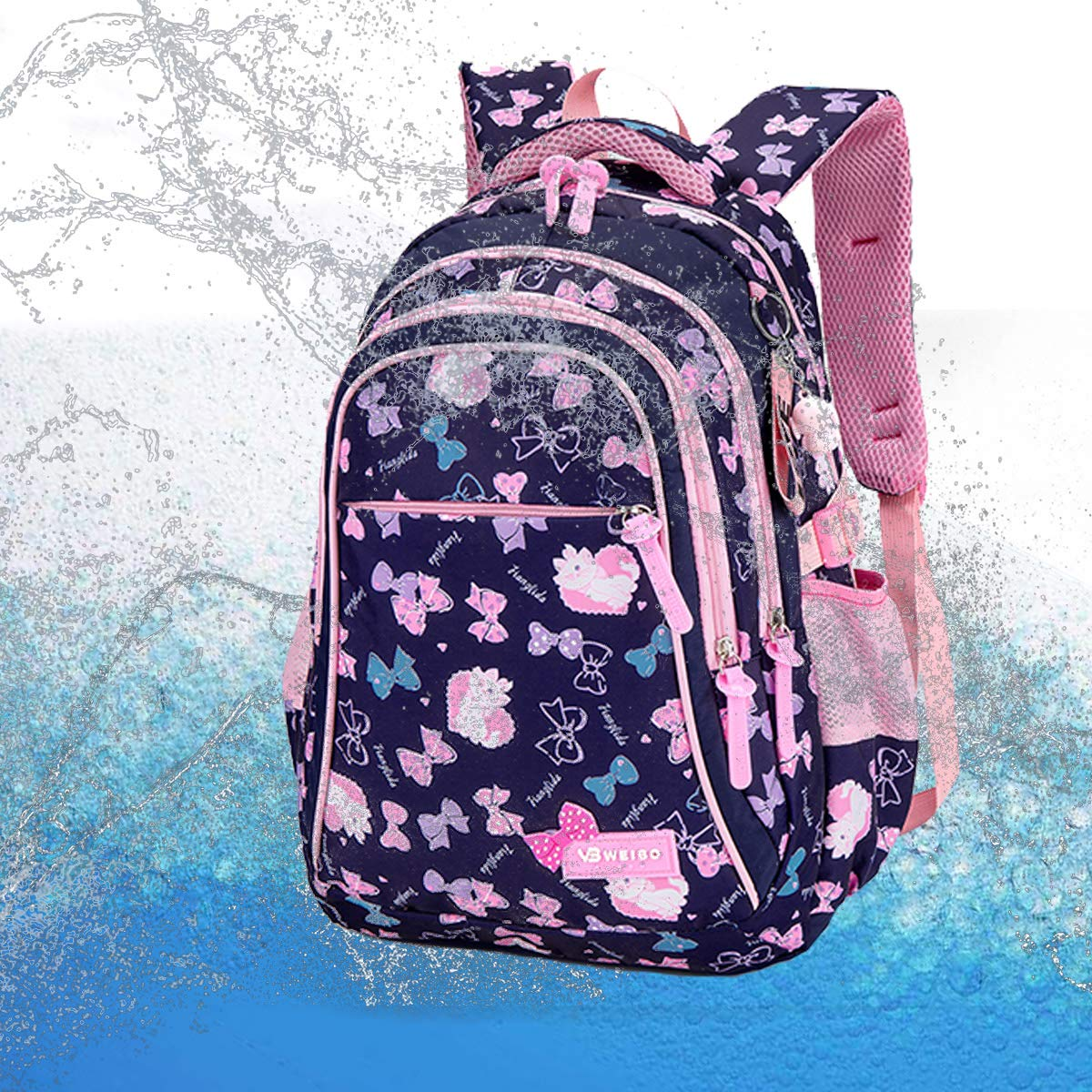 Marineblauer Rucksack mit rosa Akzenten, bedeckt mit Schleifen. Rosa Träger und ein kleiner Anhänger sind sichtbar. Wasserspritzeffekt im Hintergrund.