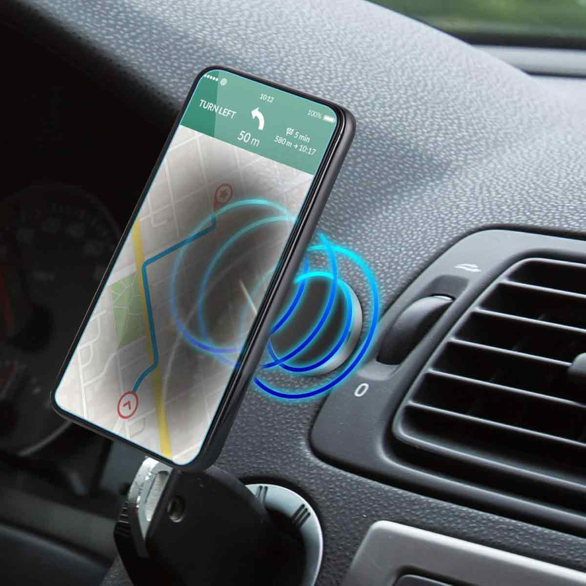 Telefon auf dem Armaturenbrett eines Autos, das eine Karte anzeigt. Das Telefon ist an einer Magnethalterung befestigt.