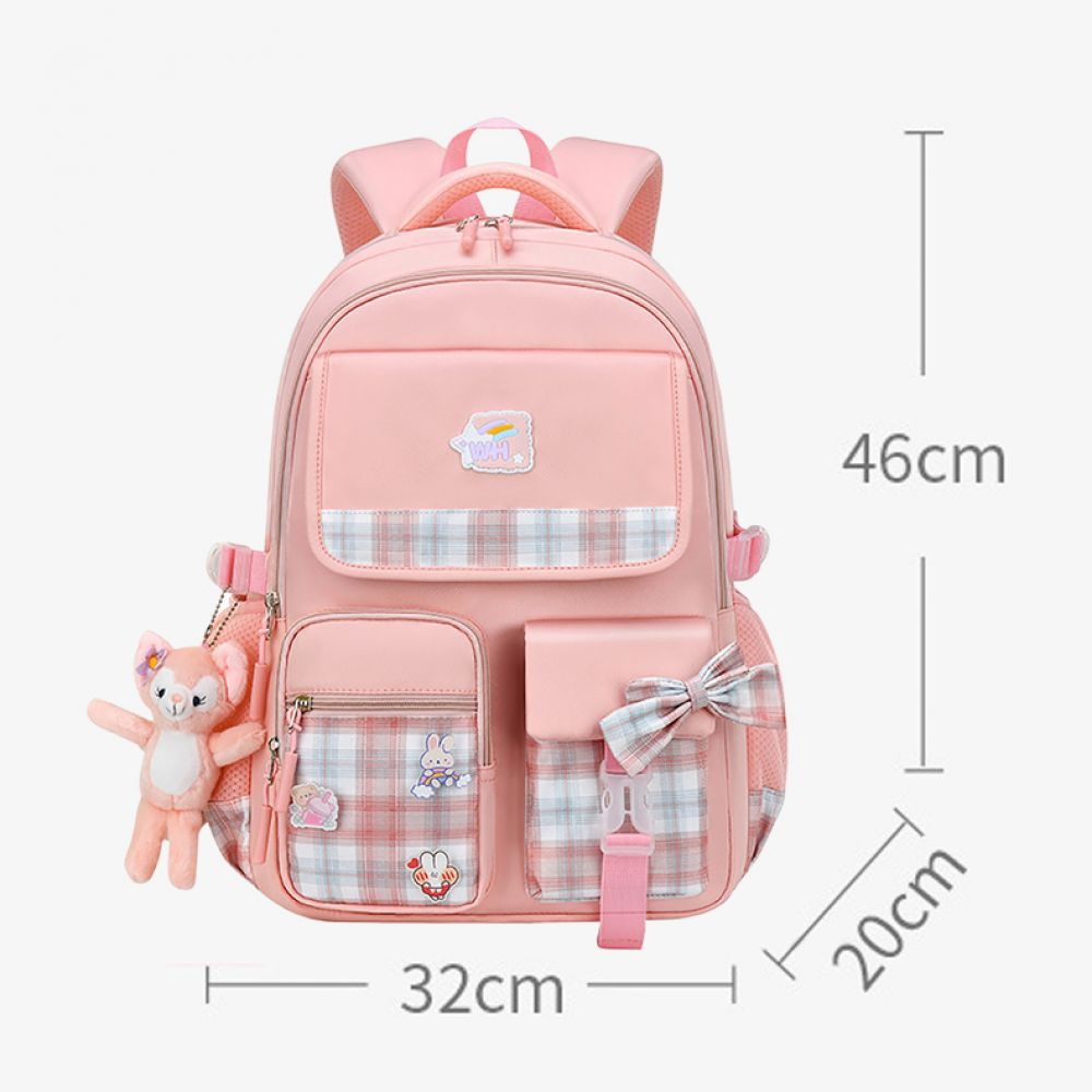 Rosa Rucksack mit mehreren Taschen, Schleifen und einem kleinen Stofftier. Abmessungen werden angezeigt.