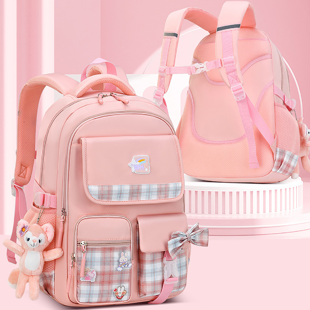 Zwei rosa Rucksäcke, einer vorne und einer hinten. Beide haben Taschen, Karodetails und ein Fuchspielzeug.