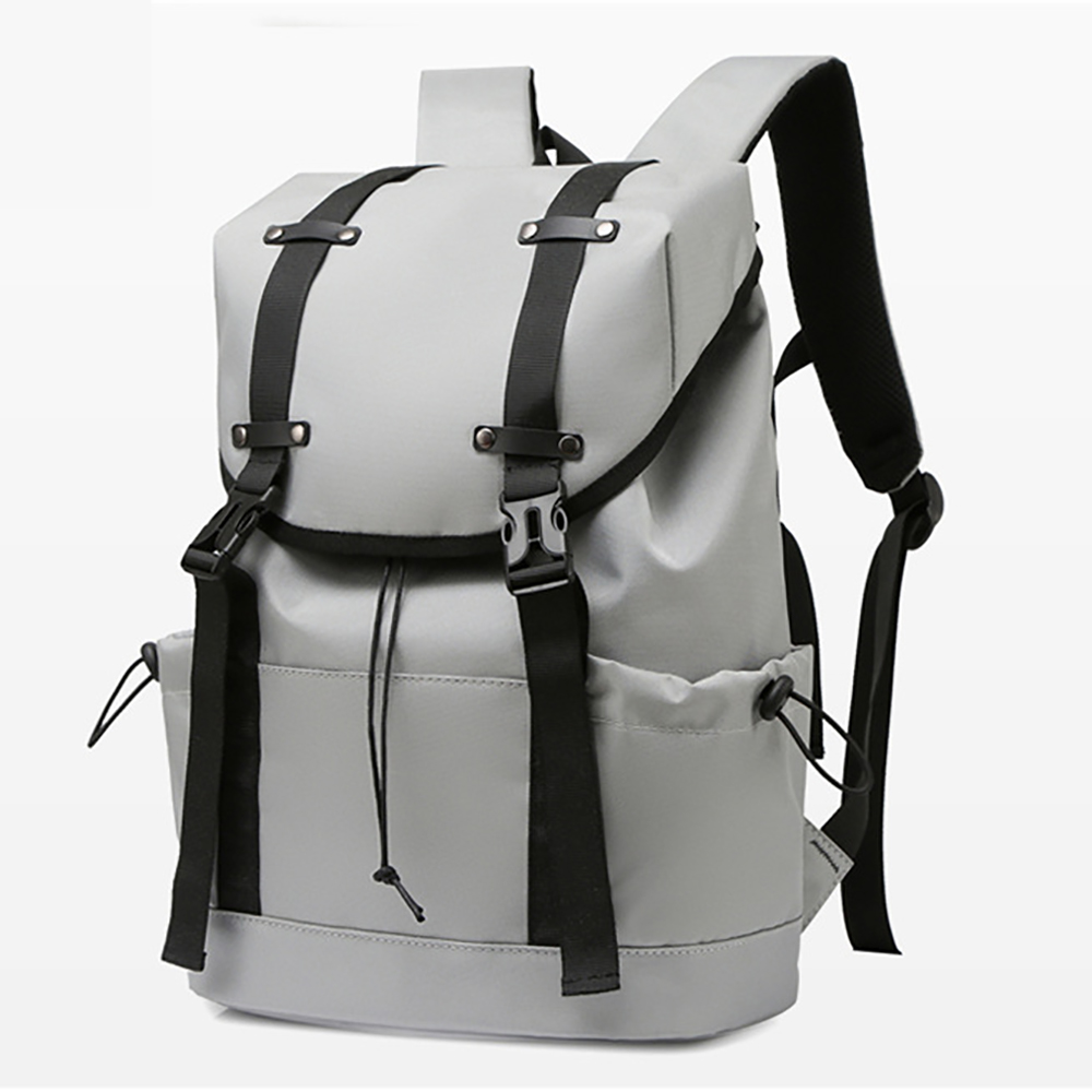 Grauer Rucksack mit schwarzen Riemen und Schnallen auf weißem Hintergrund.