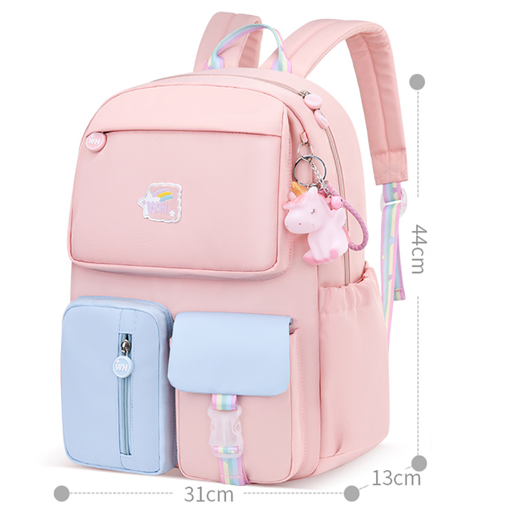 Ein rosa Rucksack mit blauen und rosa Taschen. Ein Einhorn-Schlüsselanhänger hängt an der Seite.