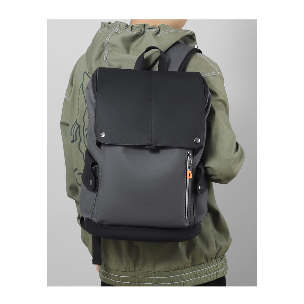Ein Mann, der eine grüne Jacke trägt, ist von hinten zu sehen. Er trägt einen Rucksack.