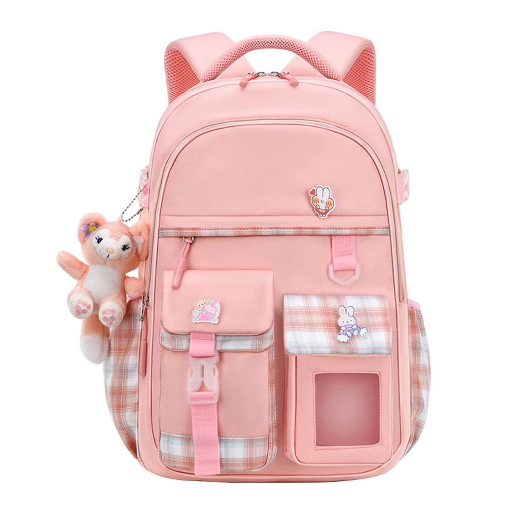 Rosa Rucksack mit mehreren Taschen und einem Plüschtier. Niedliches Design, karierte Akzente.