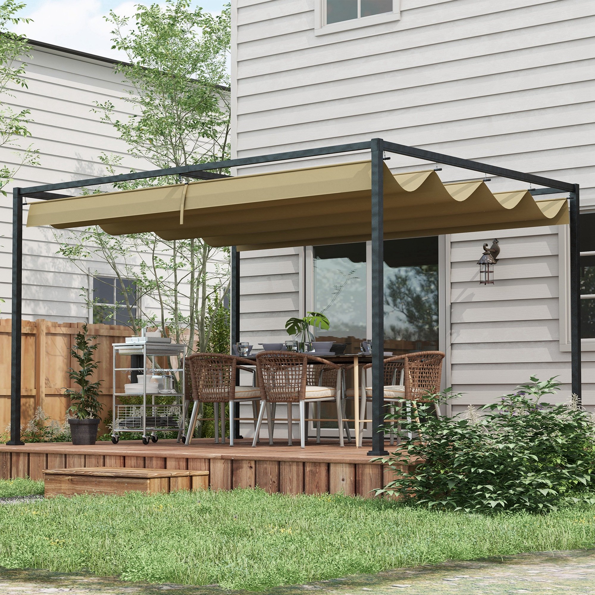 Eine Hinterhofszene mit Pergola, Tisch, Stühlen und Grill. Grünes Gras und Holzterrasse sind sichtbar.