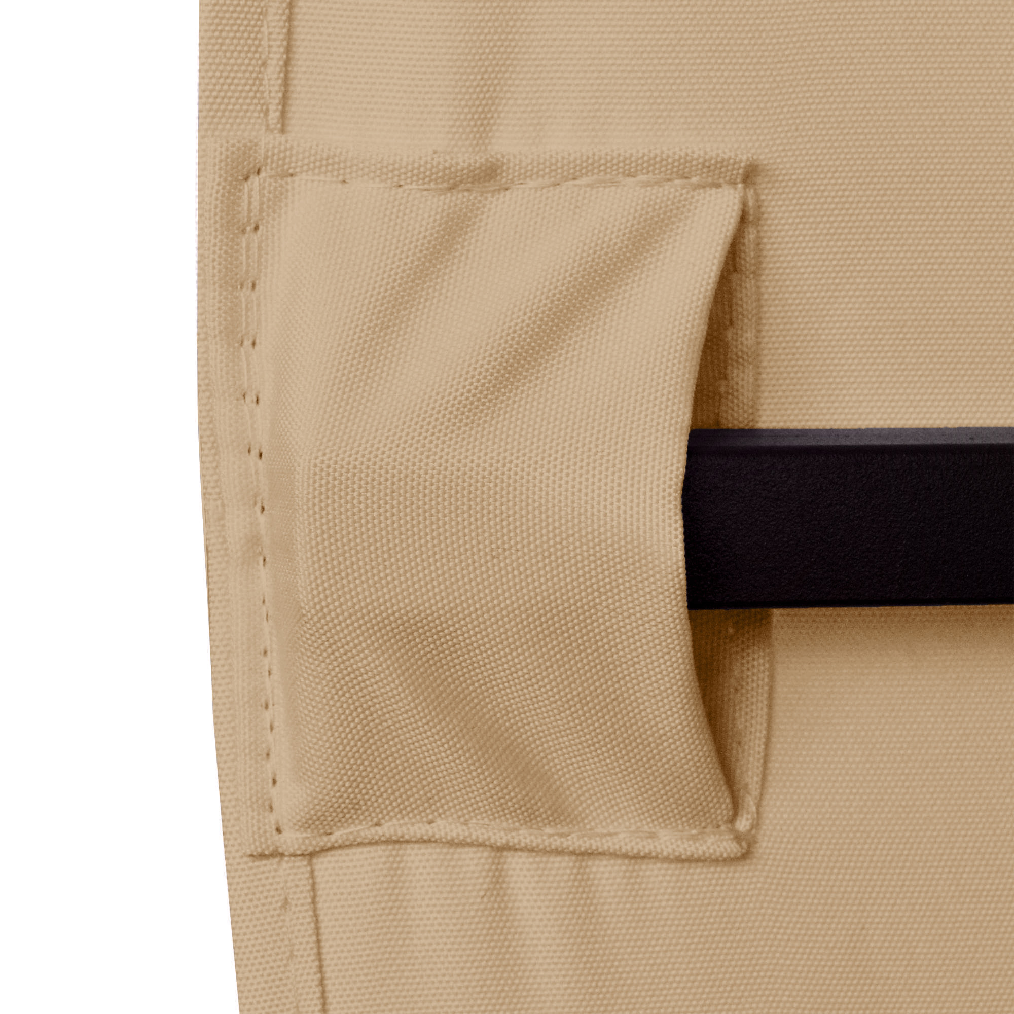 Nahaufnahme eines beigefarbenen Stoffes mit einem schwarzen Balken, der teilweise in eine Tasche gesteckt ist.