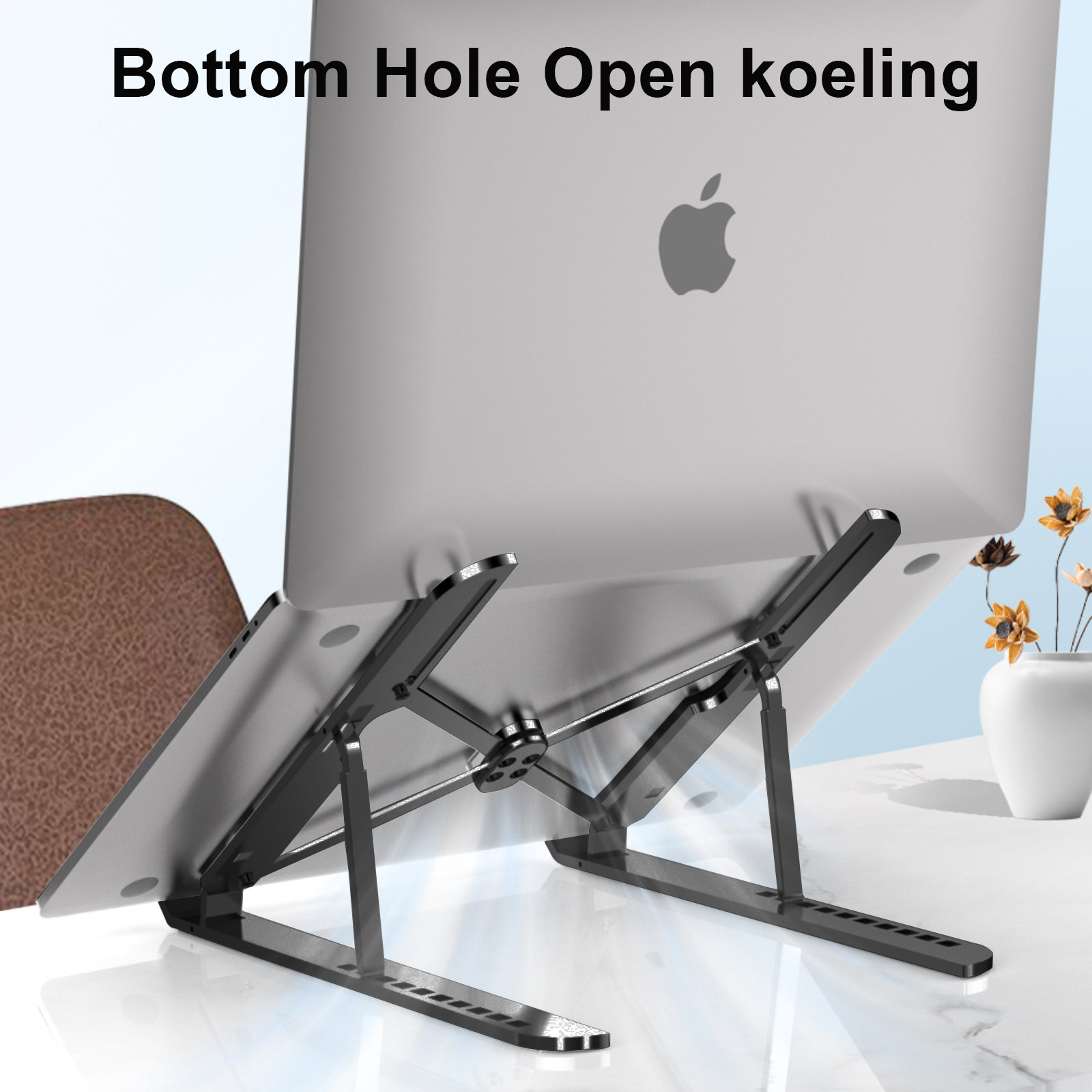 Laptop auf schwarzem Ständer mit offenem Bodenloch zur Kühlung. Der Hintergrund ist blau.