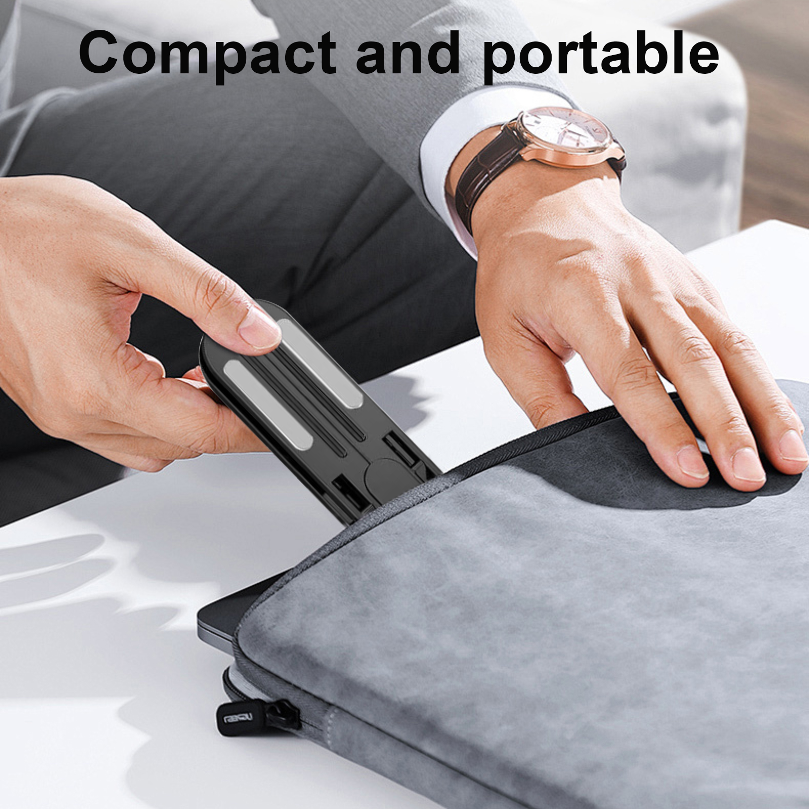 Hände eines Mannes legen einen schwarzen Laptopständer in eine graue Laptoptasche. Text: kompakt und tragbar.