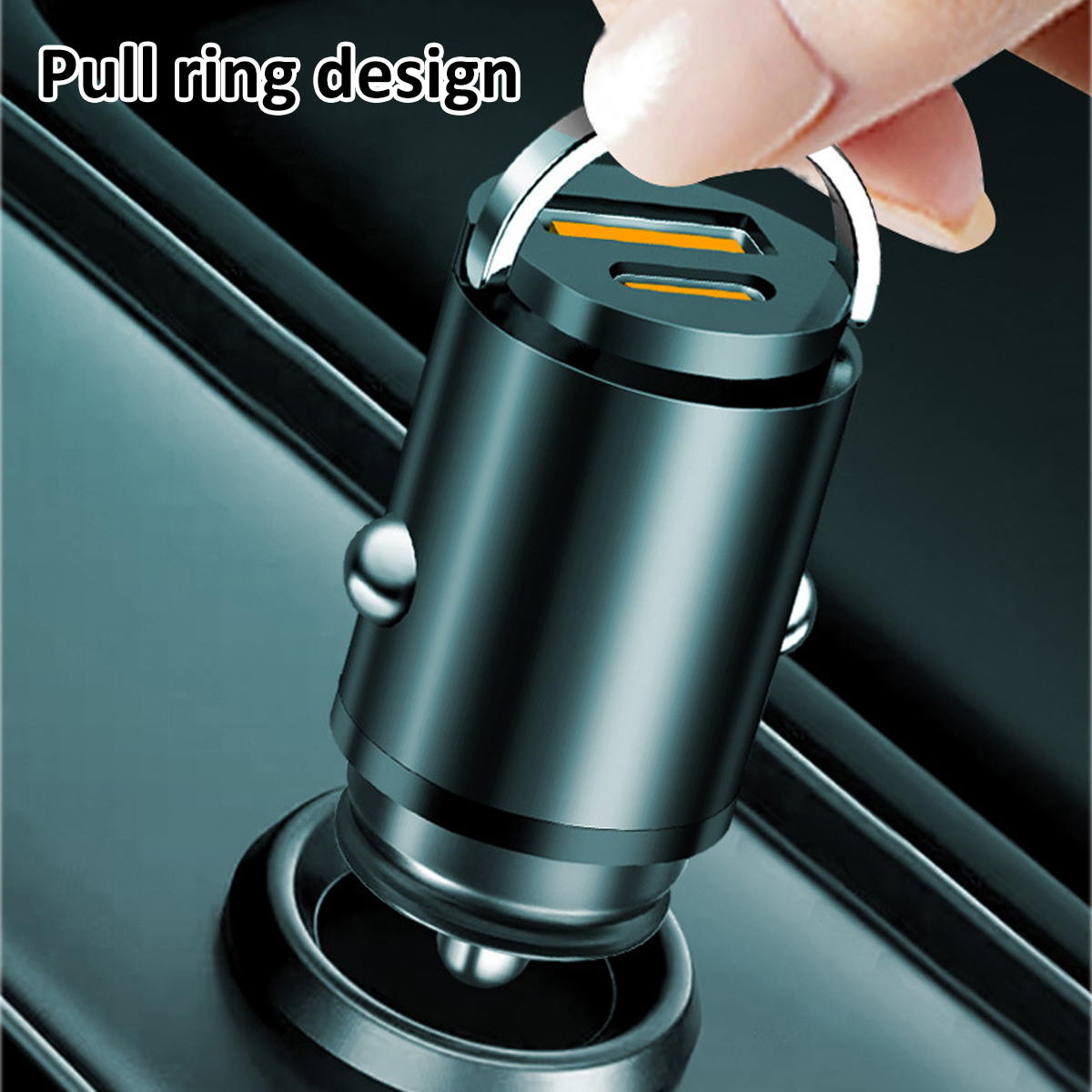 Eine Hand hält ein schwarzes Autoladegerät mit einem Zugringdesign. Das Ladegerät hat zwei USB-Anschlüsse.
