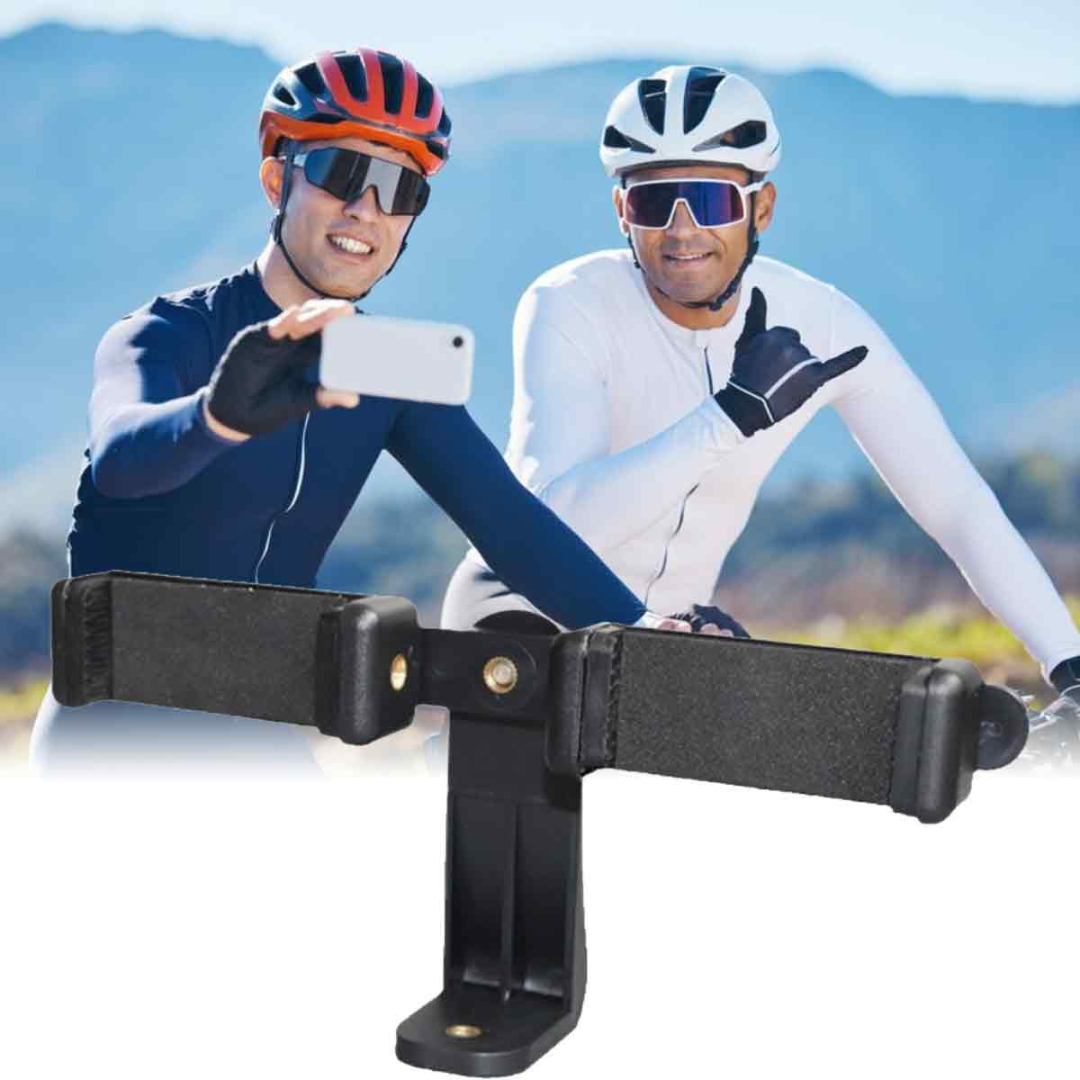 Zwei Radfahrer mit Helmen und Sonnenbrillen, halten ein Telefon in einer Telefonhalterung. Der Hintergrund ist eine sonnige Landschaft.