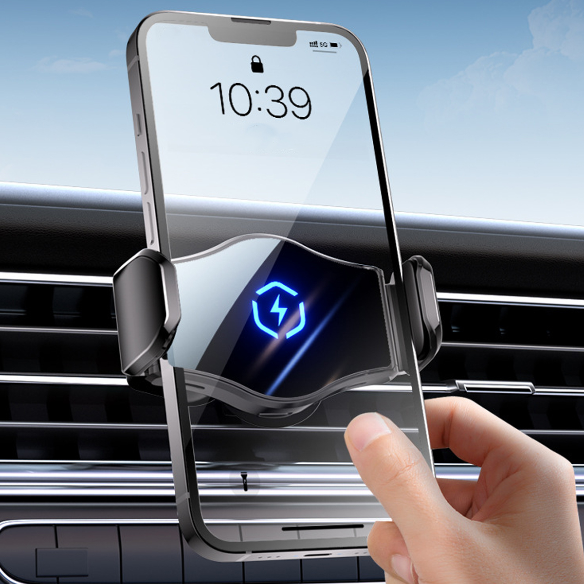 Eine Hand hält ein Telefon in einer Autotelefonhalterung. Das Telefon zeigt die Uhrzeit an. Der Hintergrund ist ein Autointerieur.