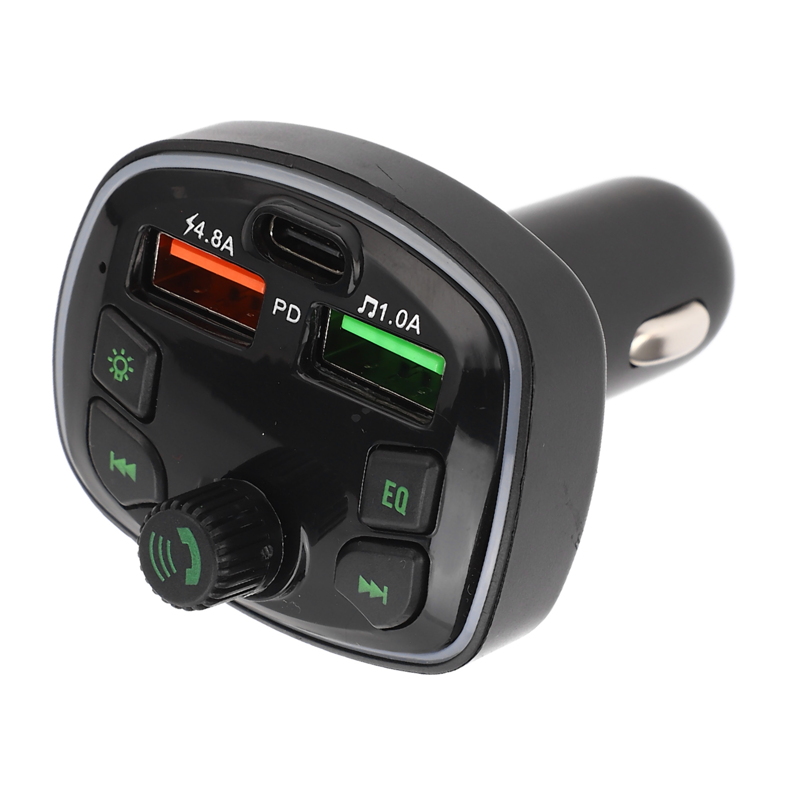 Ein schwarzes Autoladegerät mit mehreren Anschlüssen, Knöpfen und einem Knopf. Es hat rote und grüne USB-Anschlüsse und ist auf weißem Grund.