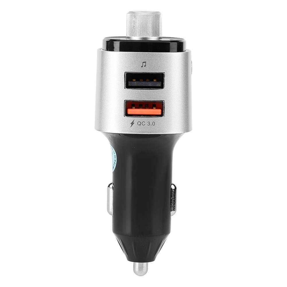 Silbernes und schwarzes Autoladegerät. Zwei USB-Anschlüsse und ein Drehregler. Der Hintergrund ist weiß.